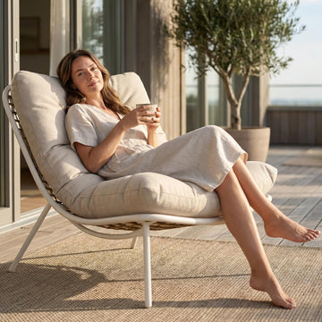 Wicker Papasan Lounge Chair, Outdoor Recliner with Cushion, Cream Indoor Oversized Egg Chair, Boho Comfy Patio Chaise Chair Low Seat Patio Chair for Porch, Balcony, Bedroom, Reading Nook